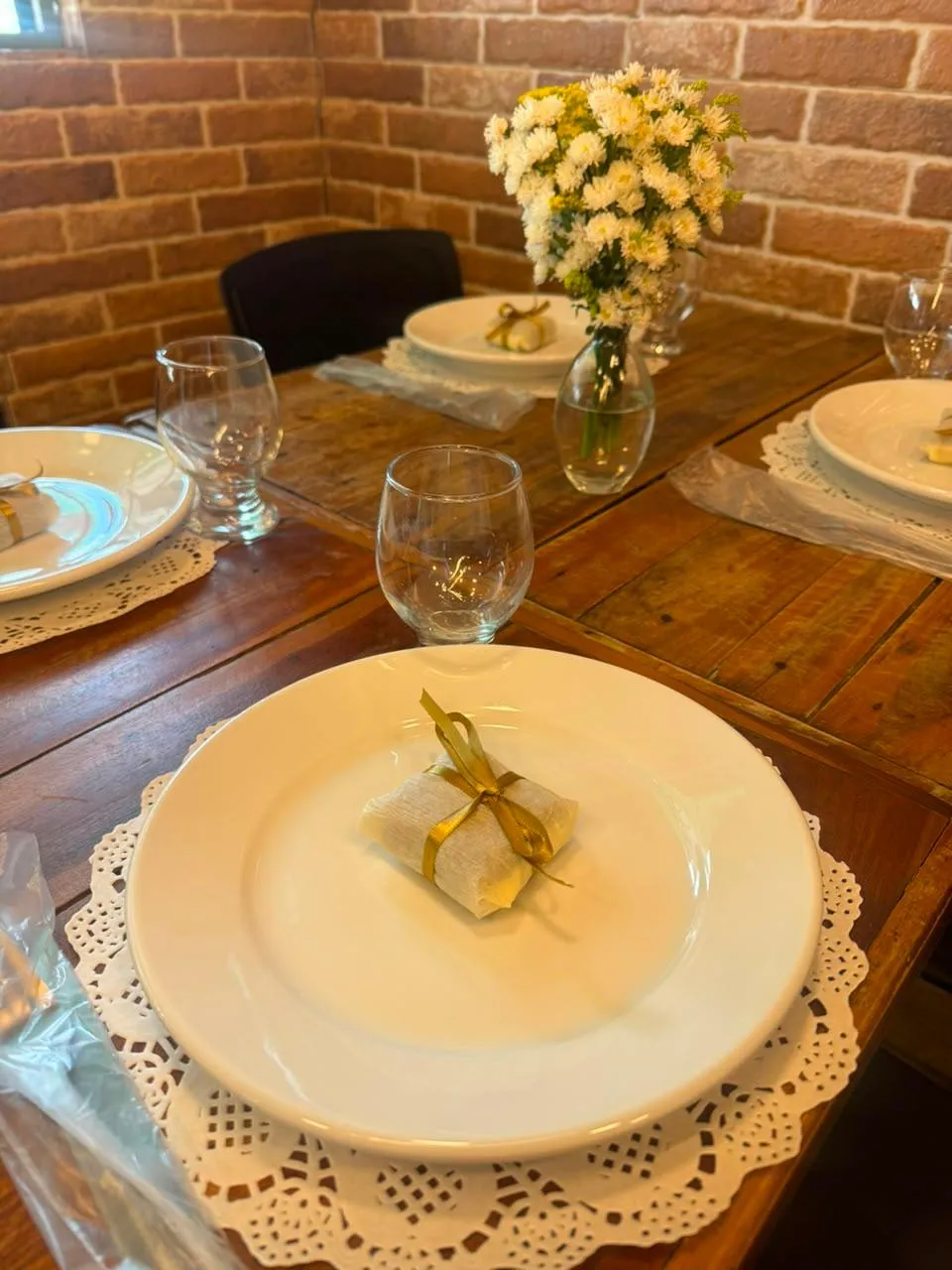 Prato e taças em mesa posta no Augusto