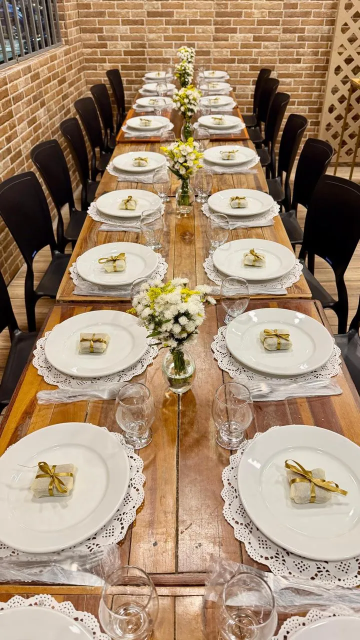 Mesa posta para os convidados do casamento