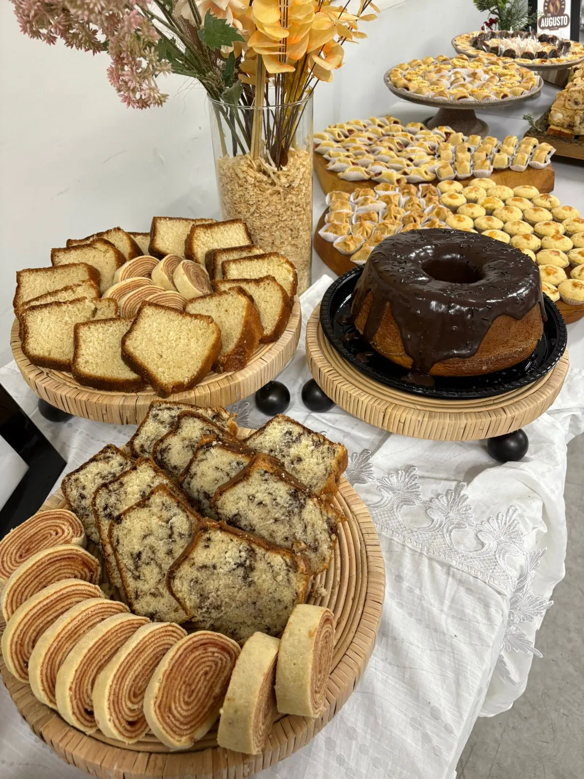 Bolos e pães à mesa