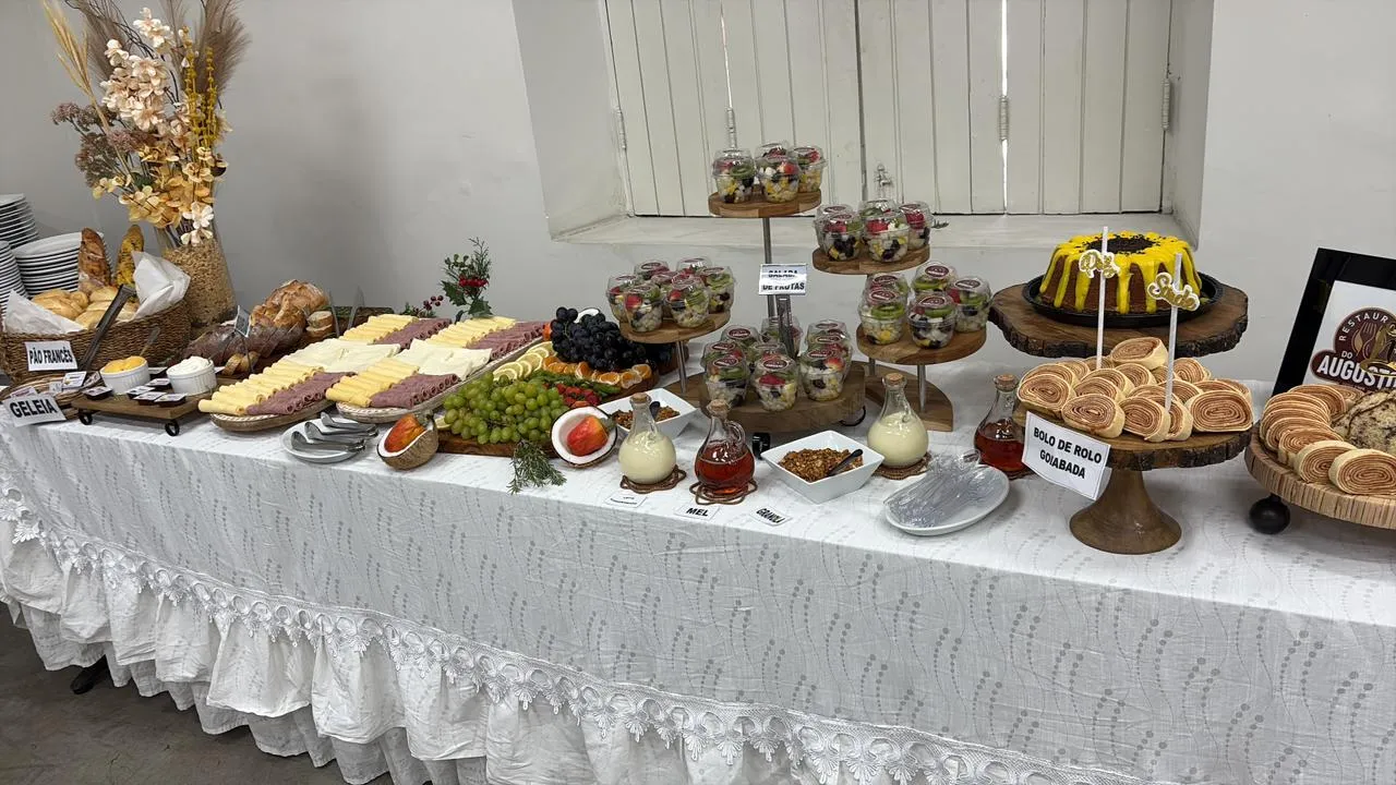 Mesa do Buffet do Augusto com pratos para compartilhar